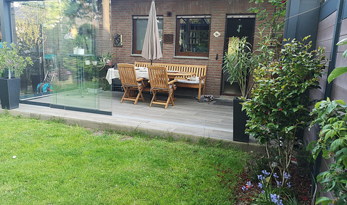 Energy-efficiently renovated semi-detached house with a high degree of privacy (featuring a solar power system and a heat pump).