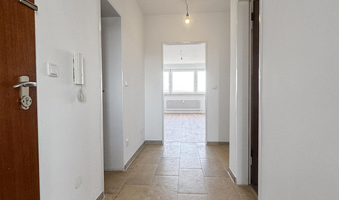 Bright 3-room apartment with balcony overlooking the park - FRESHLY RENOVATED - suitable for a young family or couple.