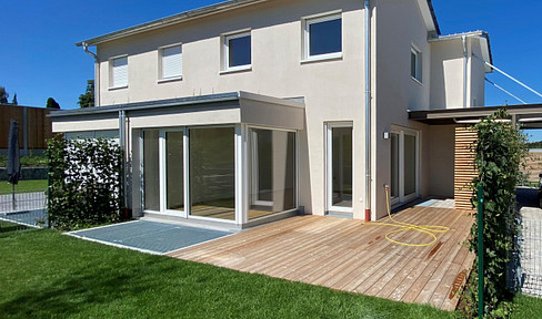 Sunny semi-detached house with mountain views.