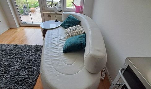 Charming, bright, and fully furnished apartment, conveniently located within walking distance of the university hospital.