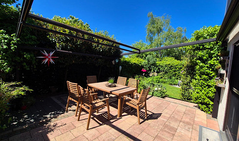 Family home in a courtyard complex with a private garden + No agency fees.