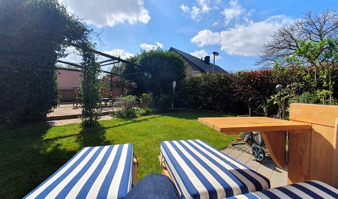 Family home in a courtyard complex with a private garden + No agency fees.