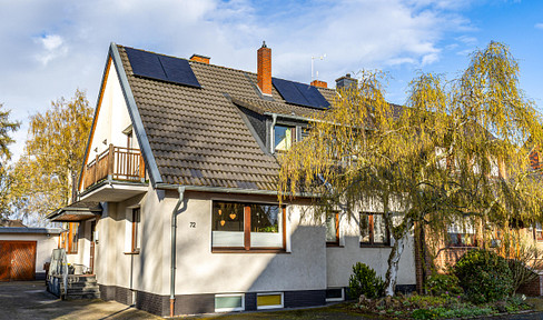 Modernized house with a park-like garden and swimming pond – potential for conversion into a two-family home.