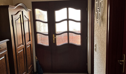Semi-detached house in Ketsch – well-maintained, spacious, with a separate entrance (potential for an apartment).