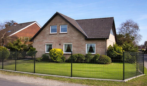 "Living by the North Sea – a modernized family home with a variety of possibilities," commission-free.