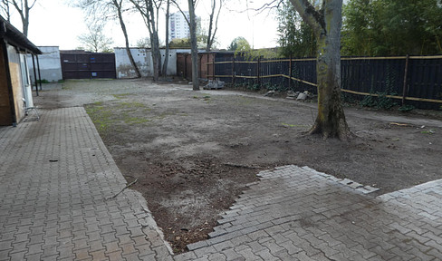 Warehouse with outdoor area, 740 square meters.