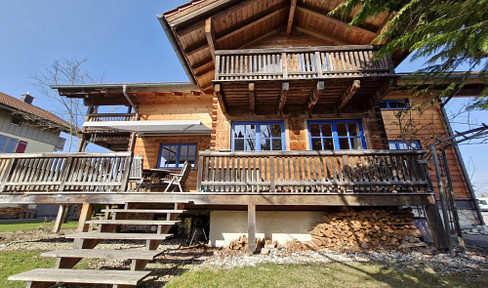 Eco-friendly log cabin near Lake Chiemsee, perfect for short-term stays, and ideal for commuters between Munich and Salzburg.