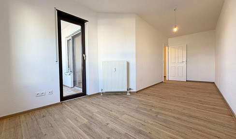 Vacant and newly renovated: 2-room apartment with balcony, in a prime location.