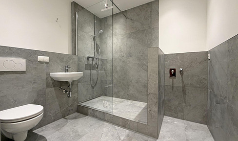 Vacant and newly renovated: 2-room apartment with balcony, in a prime location.