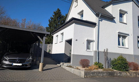 Umfangreich modernisierte, hochwertige Doppelhaushälfte mit Carport, traumhaftem Garten & Teich