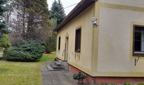 Einfamilienhaus mit Wirtschaftsgebäude und Doppelgarage