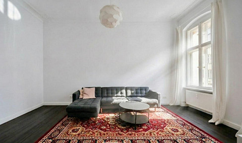 Reuterkiez: Apartment available immediately. 4-room apartment with stucco details, south-facing balcony, bathtub, located on the 2nd floor. Architect-designed renovation.