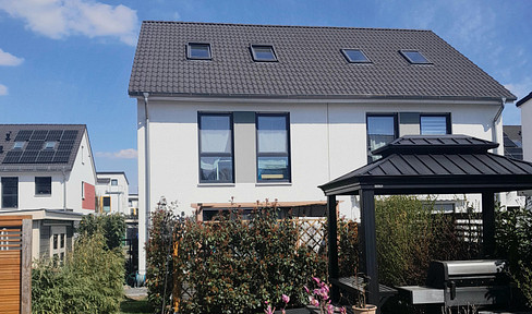 No fees, 5 rooms, modern, beautiful garden, swimming pool.