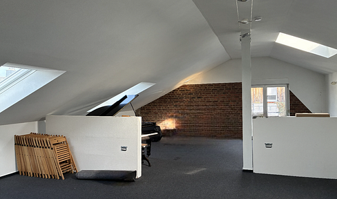 Bright commercial space / office / studio (approximately 75 m²) in the center of Groß-Umstadt – parking spaces available.