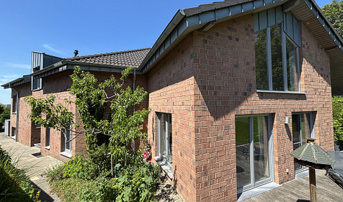 A house with many possibilities – space for family and work, with three separate units.