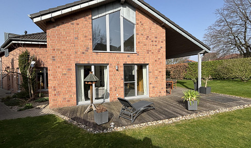 Detached architect-designed house with a separate apartment, versatile, energy-efficient, and spacious.