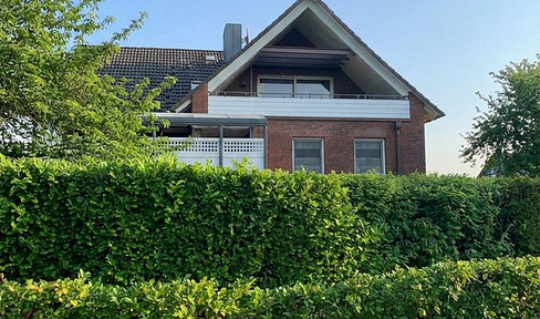 Large house for sale in Varel city center, suitable for multiple generations or offering plenty of space.