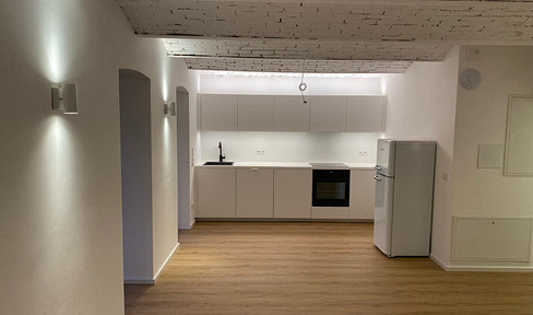 Luxury 2-room apartment on the ground floor with a garden, located in the Paulusviertel.