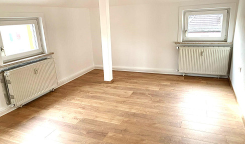 Charming 3-room attic apartment, in excellent condition, with a kitchen including fitted appliances, and a bathroom with both a bathtub and a shower.