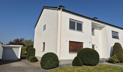 Semi-detached house with 6 rooms and a garden, in the best location in Kaarst.