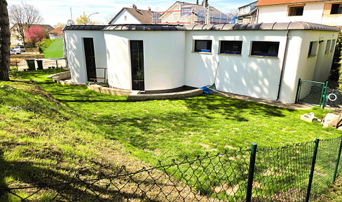 Exclusive bungalow located on the outskirts of Regensburg, right on the city border.