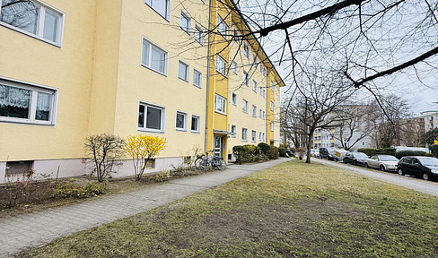 2-room apartment, separate kitchen, garden, parking space, recently renovated and modernized, no agency fees.