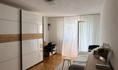 Charming residence in the Spardorf district: parquet flooring, new windows, and a renovated bathroom with a south-facing balcony.