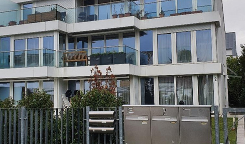 Exclusive, fully furnished 4-room apartment with balcony and fitted kitchen in Frankfurt-Hausen.