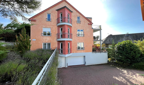 Sunny 3-room attic apartment with a view of the greenery.