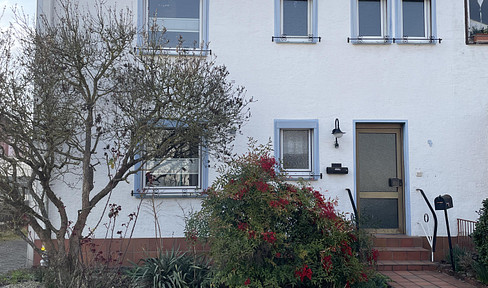 Charming house in a quiet, desirable residential area, ideal for families and tradespeople.