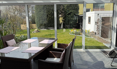 Einfamilienhaus mit Garten und 2 Garagen in Sindelfingen