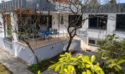 Spacious, bright, and energy-efficiently renovated bungalow in a prime residential area of Darmstadt.