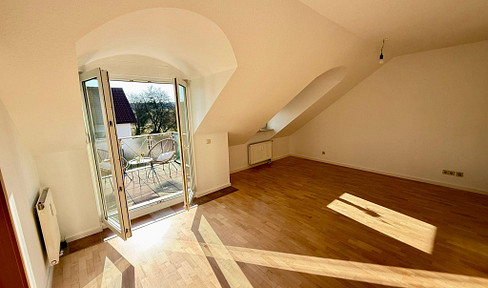 Lichtdurchflutete Dachgeschosswohnung mit Erkern und zwei Balkonen in ruhiger Lage von Schwabach