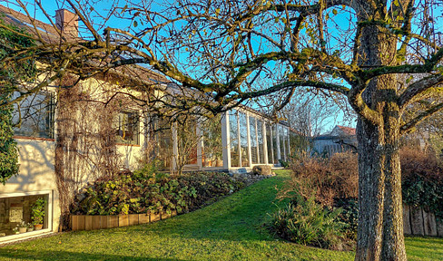 Well-maintained two-family house with flexible use options and a lovely garden.