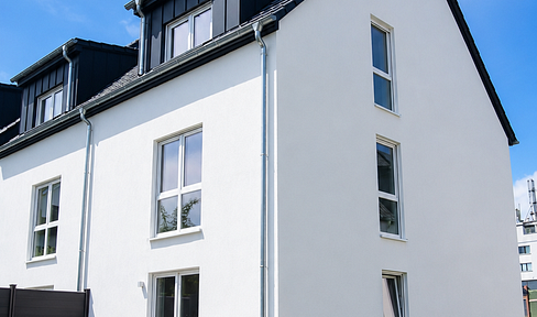 New construction terraced house with terrace, 140 m². Family home with very low energy costs (energy efficiency class 40 + photovoltaic system).