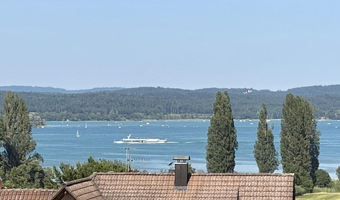 Live where others go on vacation – a modern terraced house with breathtaking lake views on the Höri peninsula.