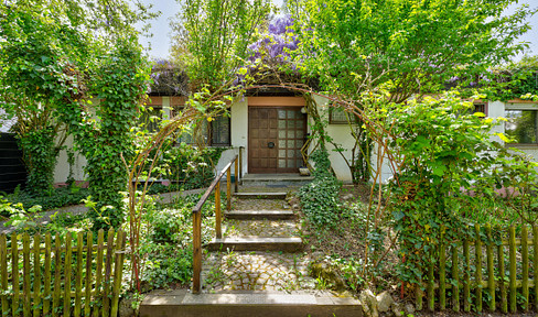 Detached house with a natural garden (wildlife habitat) and a rooftop garden.