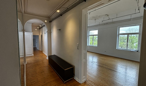 Pure old-building charm: 4-room apartment with wooden floors and stucco ceilings.