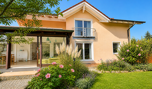 Lichtdurchflutetes Familienhaus mit Wintergarten, Sauna, PV & Wärmepumpe in Laufen