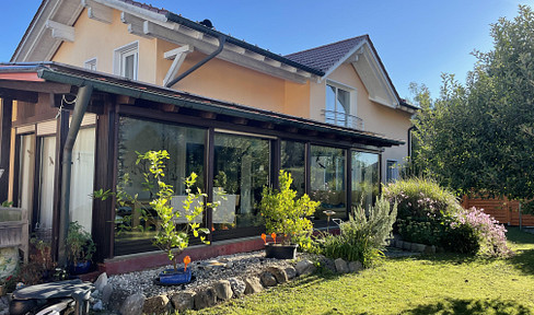 Lichtdurchflutetes Familienhaus mit Wintergarten, Sauna, PV & Wärmepumpe in Laufen