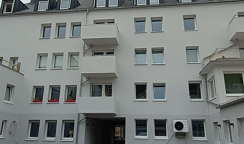 Clinic district: Apartment with over 100 square meters and a balcony, located in a renovated building with improved energy efficiency.