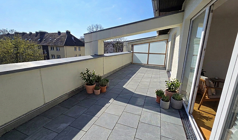 Spacious living with panoramic views: Bright 92 m² apartment in Wuppertal-Langerfeld, featuring 3 rooms.