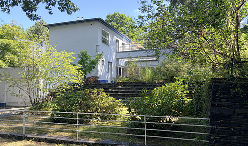 Dreamlike contemporary property in the tranquil villa district of Kleinmachnow.