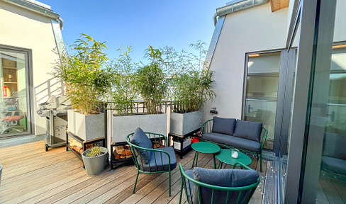 Quiet attic apartment with a terrace and fireplace. Flexible use, no commission fees.