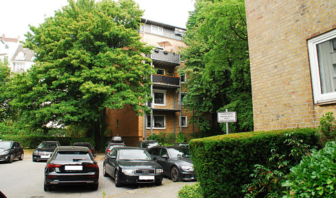 Very quiet location in Uhlenhorst: Affordable 3-room apartment (approx. 64 m²) in 22085 Hamburg.
