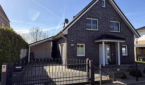 Well-maintained, detached family home with an open-plan living area, fireplace, and south-facing orientation.