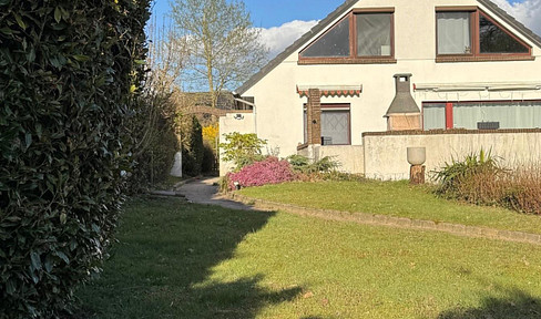 Charming apartment on the upper floor with a private garden area, located in Dibbersen.