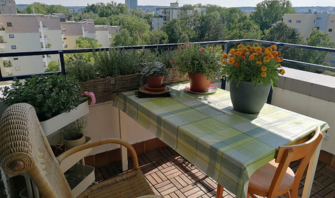 Stylish 3.5-room penthouse apartment (approximately 95 m²) in Stuttgart-Möhringen.