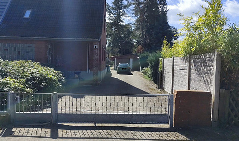 House or semi-detached house with a beautiful, spacious garden, located in a quiet area.