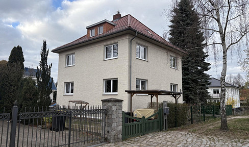 Detached single-family house with a garden, located in a quiet residential area.